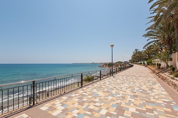 Strandpromenaden i Punta Prima
