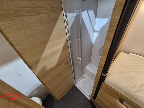 Adria CORAL SELECT 670 DL Face2Face 15 of 30