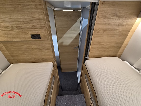 Adria CORAL SELECT 670 DL Face2Face 17 of 30