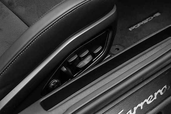 Porsche 911 Carrera 4 GTS 26 of 30
