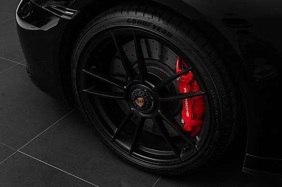 Porsche 911 Carrera 4 GTS 17 of 30