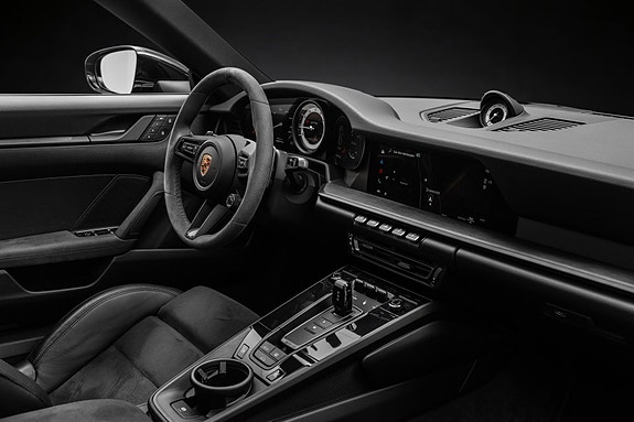 Porsche 911 Carrera 4 GTS 21 of 30