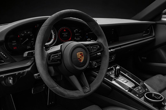 Porsche 911 Carrera 4 GTS 28 of 30