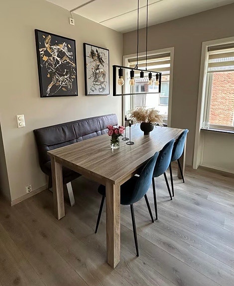 Flott spisebord med stoler og sofa selges