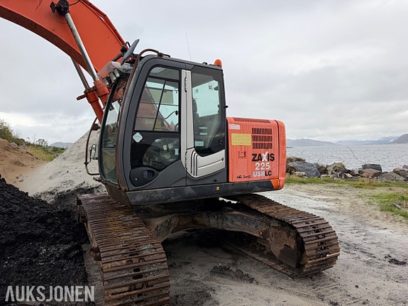 Hitachi Zx225 3 of 30