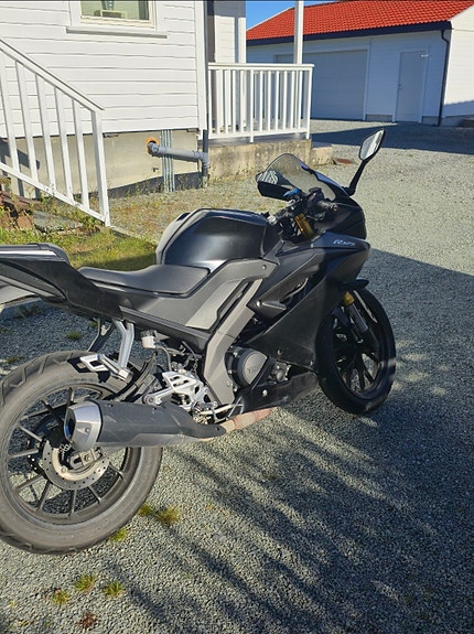 Yamaha YZF-R 125 2 of 4