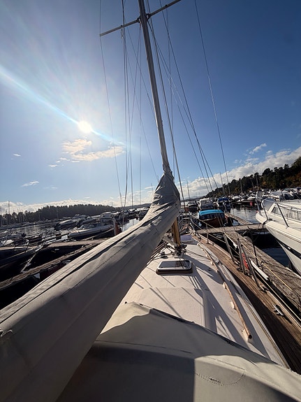700 000 kr | Hallberg-Rassy Monsun 31 med 4 m båtplass på Strand 5 of 5