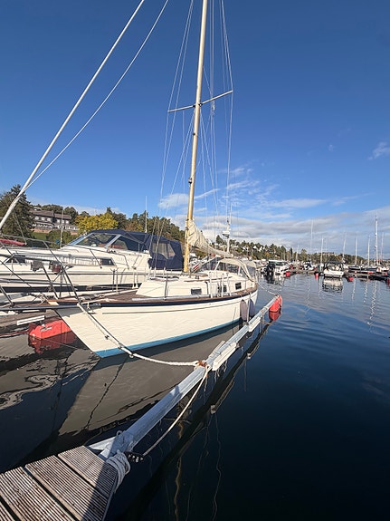 700 000 kr | Hallberg-Rassy Monsun 31 med 4 m båtplass på Strand 2 of 5