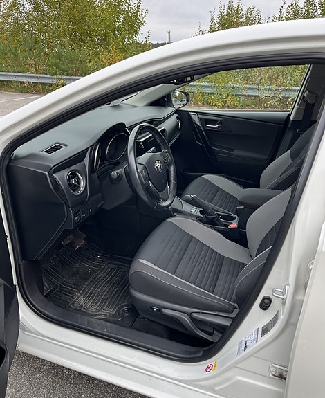 Toyota Auris 9 of 30