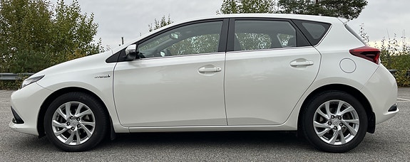 Toyota Auris 8 of 30