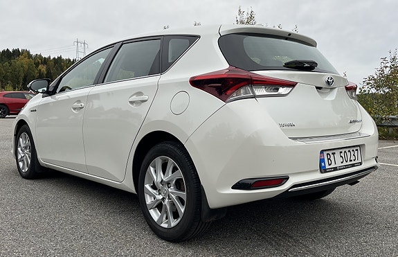 Toyota Auris 7 of 30