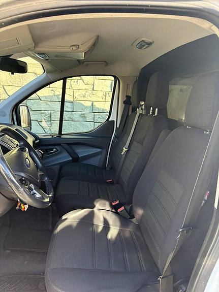 Ford Transit Custom 330L 9 of 17