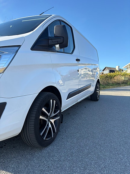 Ford Transit Custom 330L 2 of 17