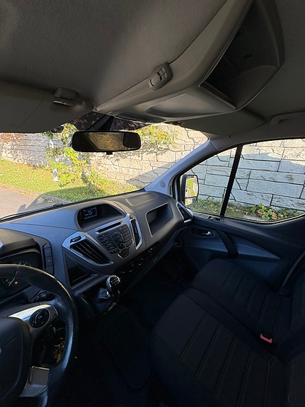 Ford Transit Custom 330L 11 of 17