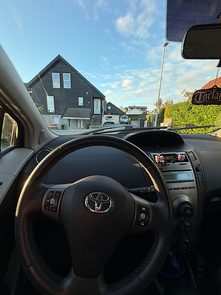 Toyota Yaris 6 of 22
