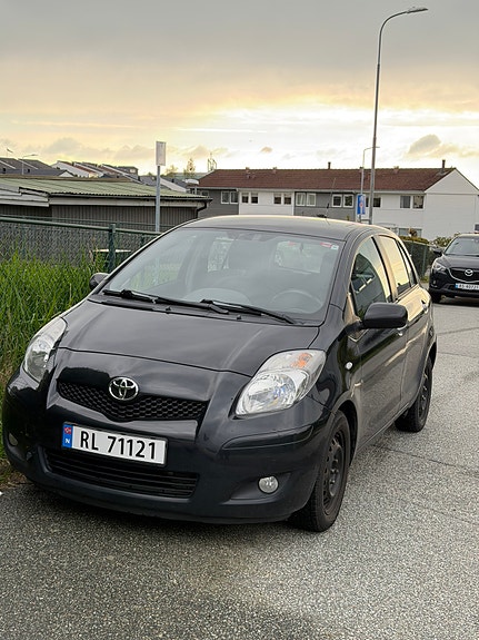 Toyota Yaris 3 of 22