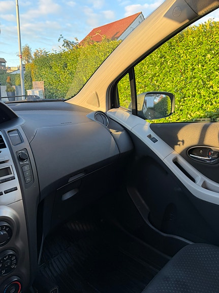 Toyota Yaris 7 of 22