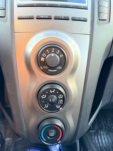 Toyota Yaris 13 of 22
