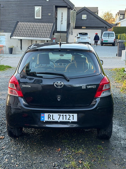 Toyota Yaris 5 of 22