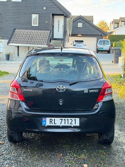 Toyota Yaris 8 of 22