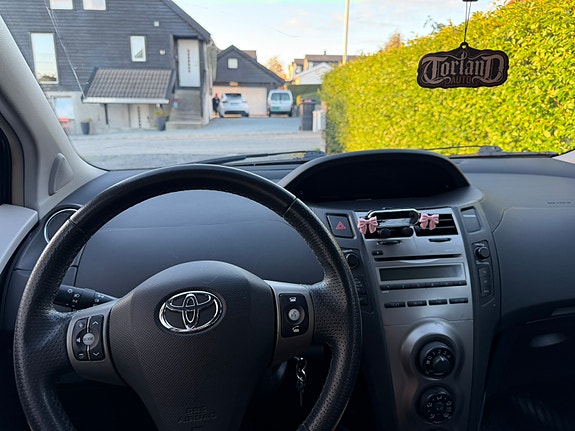 Toyota Yaris 2 of 22