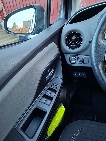 Toyota Yaris 25 of 28