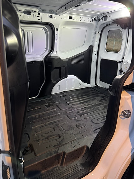 Ford Transit Courier 14 of 23