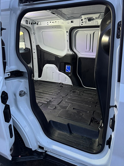 Ford Transit Courier 13 of 23