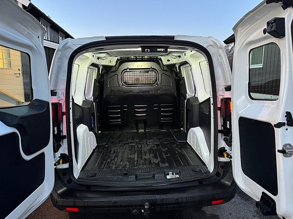 Ford Transit Courier 11 of 23