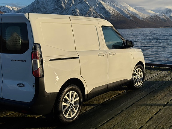 Ford Transit Courier 3 of 23