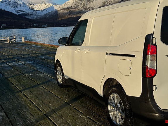 Ford Transit Courier 4 of 23