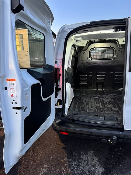 Ford Transit Courier 10 of 23