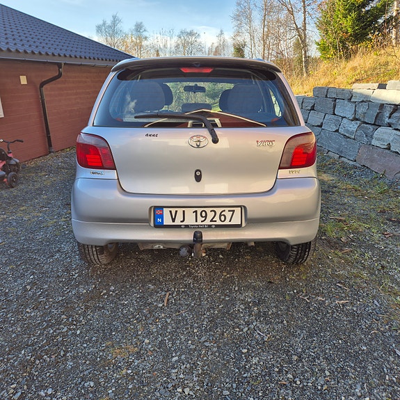 Toyota Yaris 3 of 18