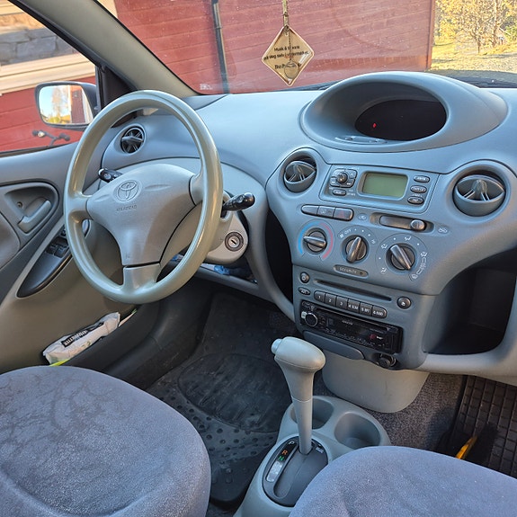 Toyota Yaris 13 of 18