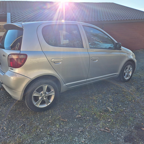 Toyota Yaris 5 of 18