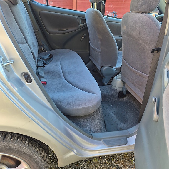 Toyota Yaris 15 of 18