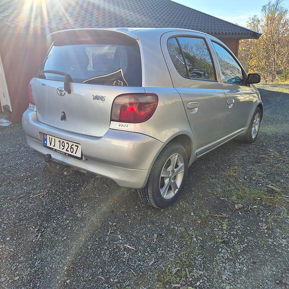 Toyota Yaris 6 of 18