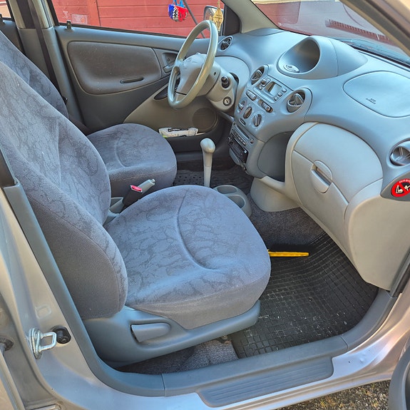 Toyota Yaris 14 of 18