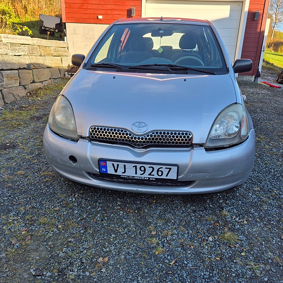 Toyota Yaris 7 of 18
