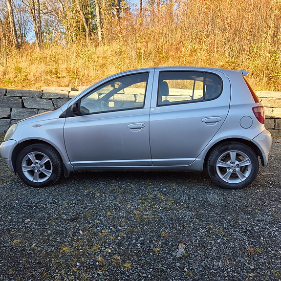 Toyota Yaris 4 of 18