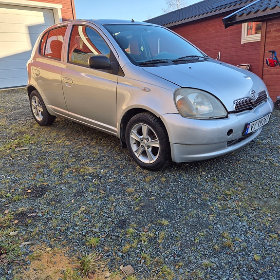 Toyota Yaris 8 of 18
