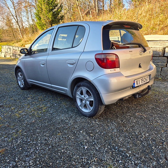 Toyota Yaris 2 of 18