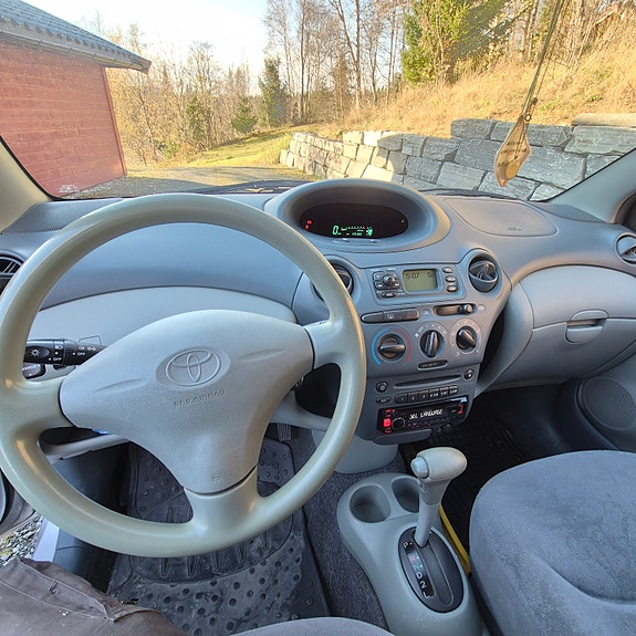 Toyota Yaris 18 of 18