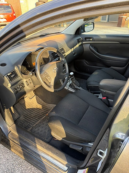Toyota Avensis 4 of 7
