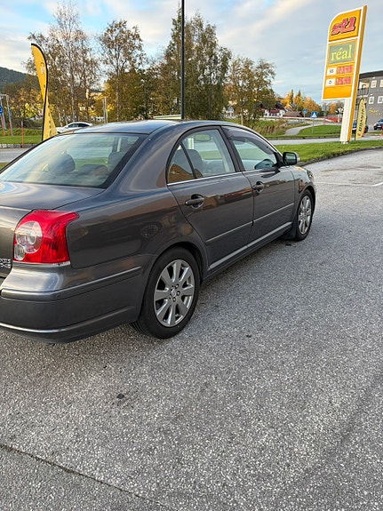 Toyota Avensis 2 of 7