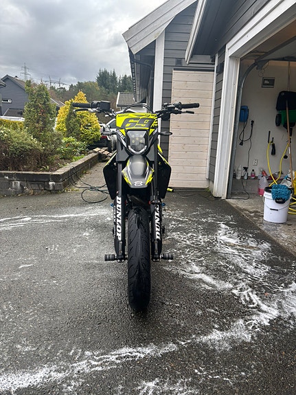 Husqvarna 701 Supermoto 3 of 23
