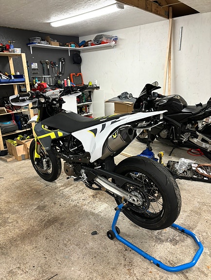 Husqvarna 701 Supermoto 22 of 23