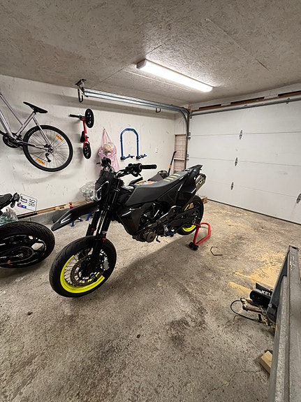 Husqvarna 701 Supermoto 20 of 23