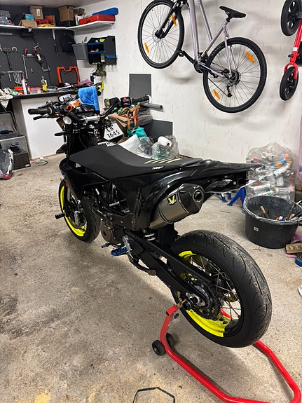 Husqvarna 701 Supermoto 21 of 23