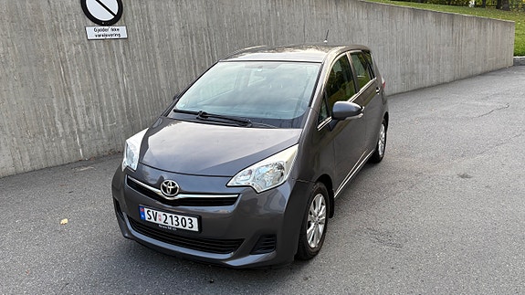 Toyota Verso-S 2 of 28